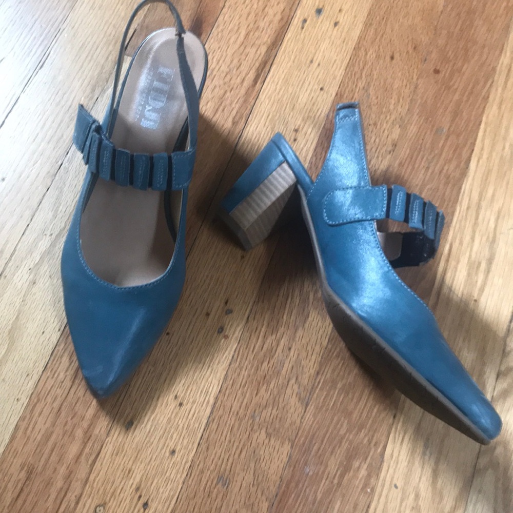 Contemporary heel, teal, leather. Slight scuffs.